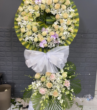 Kệ Hoa Tươi Chia Buồn Hiện Đại - Vòng Hoa CB-222