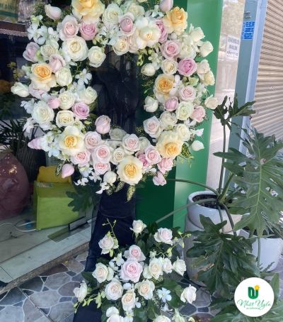 Kệ Hoa Tươi Chia Buồn - Vòng Hoa Hiện Đại CB-001