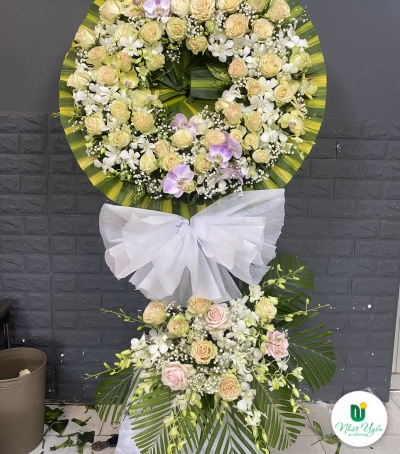 Kệ Hoa Tươi Chia Buồn Hiện Đại - Vòng Hoa CB-222