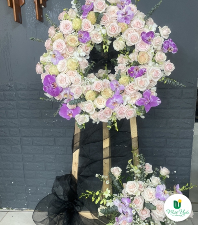 Kệ Hoa Tươi Chia Buồn - Vòng Hoa CB-003