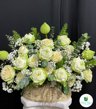 Giỏ Hoa Sen Phối Hoa Hồng Chúc Mừng