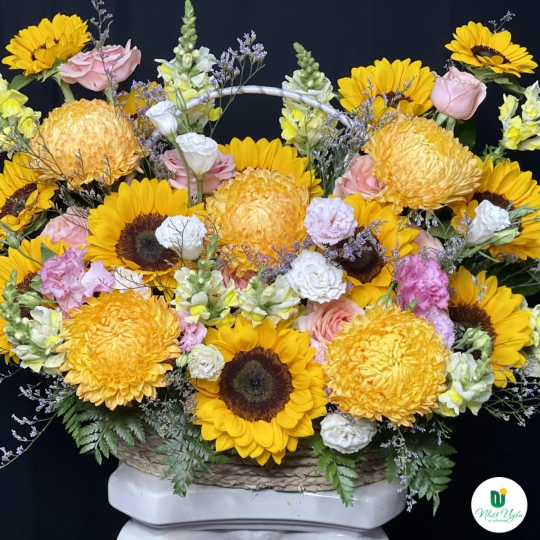Giỏ Hoa Chúc Mừng - Giỏ Hoa Tươi HCM-072