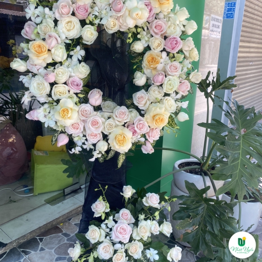 Kệ Hoa Tươi Chia Buồn - Vòng Hoa Hiện Đại CB-001