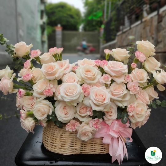 Giỏ Hoa Chúc Mừng - Giỏ Hoa Tươi HCM-8701