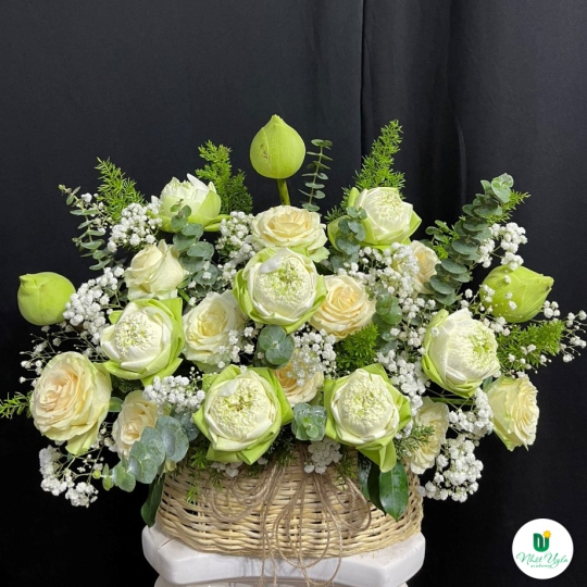 Giỏ Hoa Sen Phối Hoa Hồng Chúc Mừng
